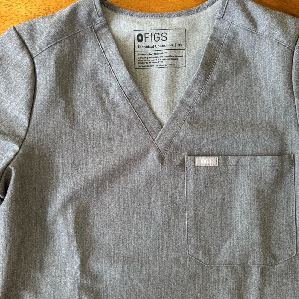 FIGS Gray  V-Neck  Short Sleeve Scrubs Top Size XS - Picture 2 of 3